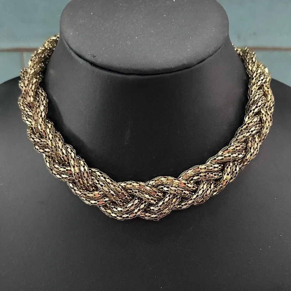 Express statement necklace